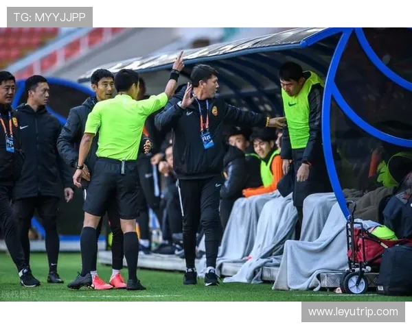 替补席纪律规则拆解：裁判如何判罚违规行为？