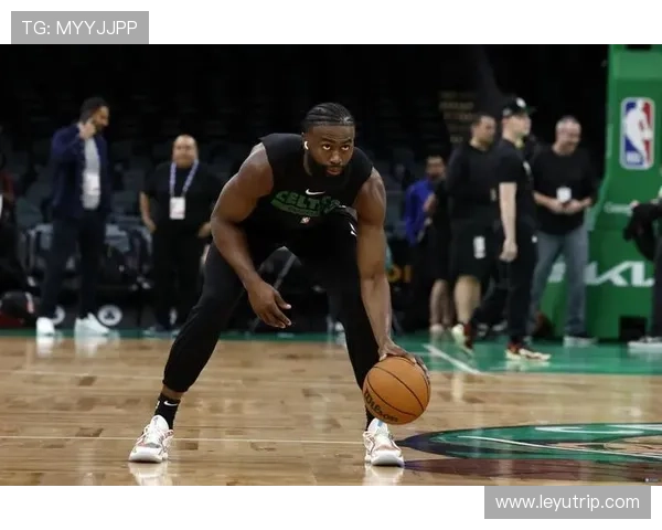 杰伦·布朗无球跑动效率提升，拉开防守改变绿军进攻结构